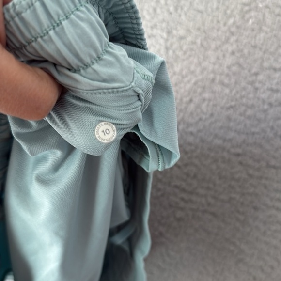 Lululemon Hotty Hot Short II *2.5"
Hazy Jade size 10 - Picture 5 of 6